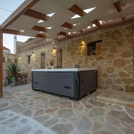 Pamelas House With Jacuzzi Tatil Evi