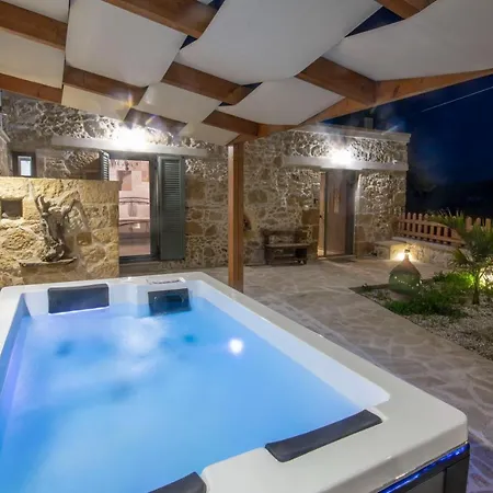 Pamelas House With Jacuzzi *